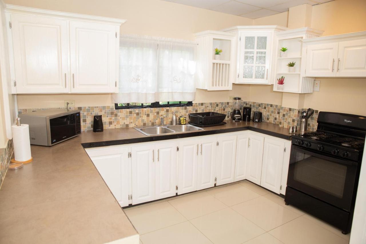 Stacys Place #1 2 Bedroom Apartment Port of Spain Esterno foto